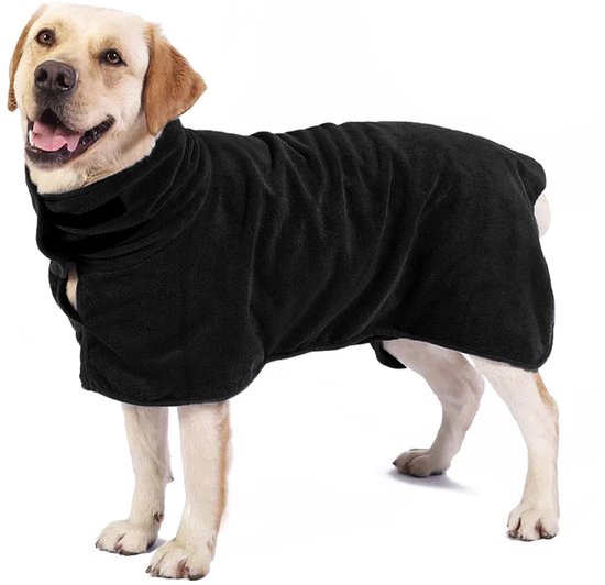 Labrador met een zwarte fleece badjas aan, op een witte achtergrond.