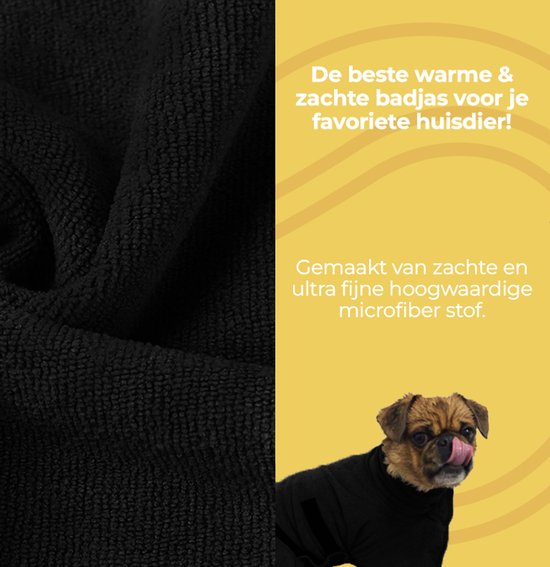 Close-up van zachte, zwarte microvezel stof en een kleine hond met zwarte badjas.