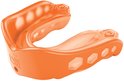Oranje Shock Doctor Gel Max mondbeschermer, gedraaid om de logo's aan de zijkant te tonen met hexagonaal patroon.