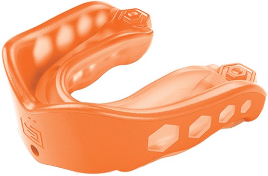 Oranje Shock Doctor Gel Max mondbeschermer, gedraaid om de logo's aan de zijkant te tonen met hexagonaal patroon.