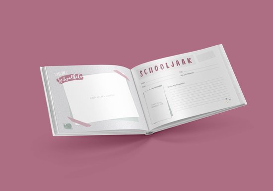 Maan Amsterdam Schoolfotoboek - Roze - A4 - Invulboek voor schoolfoto's - Fotoalbum geschikt voor 17 schooljaren klassenfoto/pasfoto - Inclusief bewaarenvelop