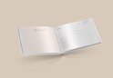 Open boek met beige patronen en tekst 'Mijn Kleuter'$. Rechts een blanco pagina met lijntjes en een vak voor een foto.