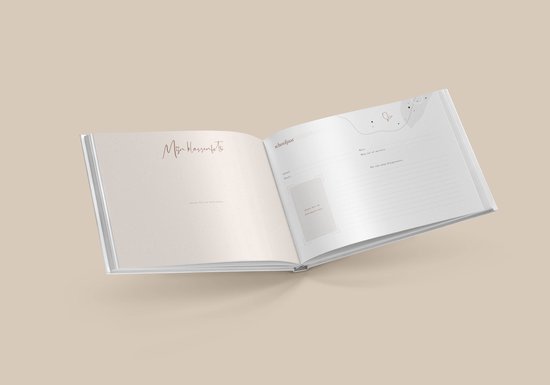 Open boek met beige patronen en tekst 'Mijn Kleuter'$. Rechts een blanco pagina met lijntjes en een vak voor een foto.