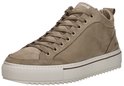 Schuine voorkant van een taupe leren sneaker met bruine veters en dikke witte zool.