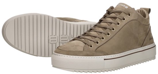 Paar taupe Rehab sneakers met crèmekleurige, gekartelde zolen. Eén sneaker ligt op zijn zij.