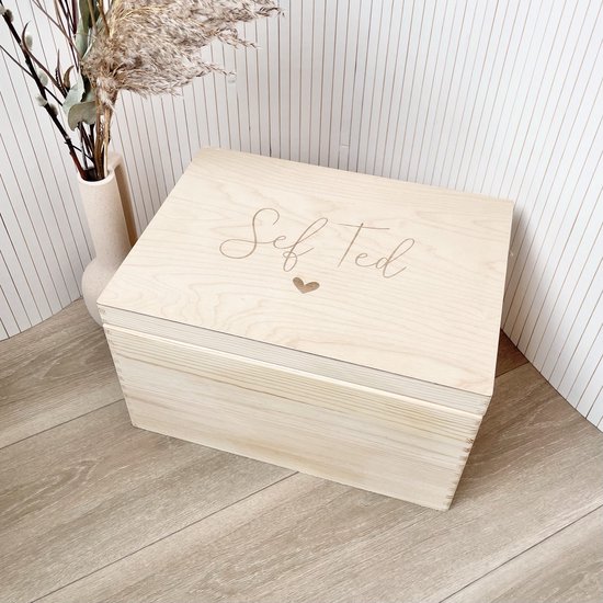 Herinneringskist met naam - Gepersonaliseerd cadeau baby - Bewaarkist met naam en datum - Houten bewaarbox - Fien & Feau van Fien & Feau — afbeelding 3