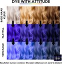 Matrix met haarstalen: Basis blond, bruin, donkerbruin haar gekleurd met paars en blauw. "DYE WITH ATTITUDE"