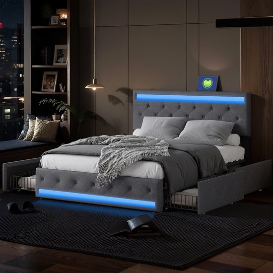 Grijs linnen tweepersoonsbed met capitonnering, blauwe LED-verlichting en uitgetrokken lades, 's avonds in een slaapkamer.