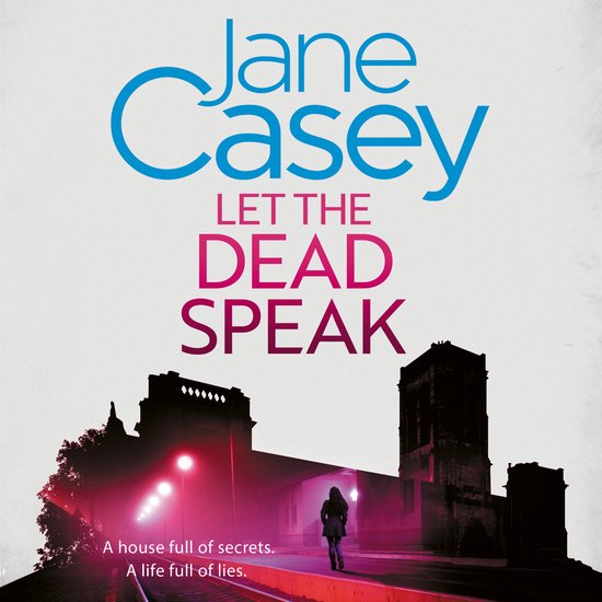 Boekcover van 'Let the Dead Speak' door Jane Casey. Een vrouw staat op een verlaten perron met rode lampen. Tekst: 'A house full of secrets. A life full of lies.'