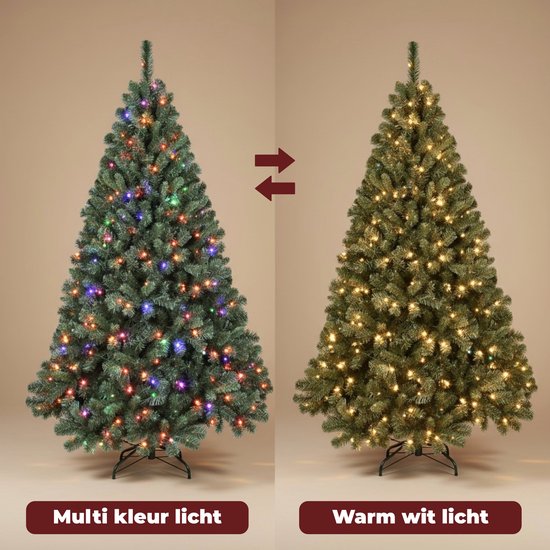 Vergelijking van een kunstkerstboom met veelkleurige lampjes en een met warmwitte lampjes.