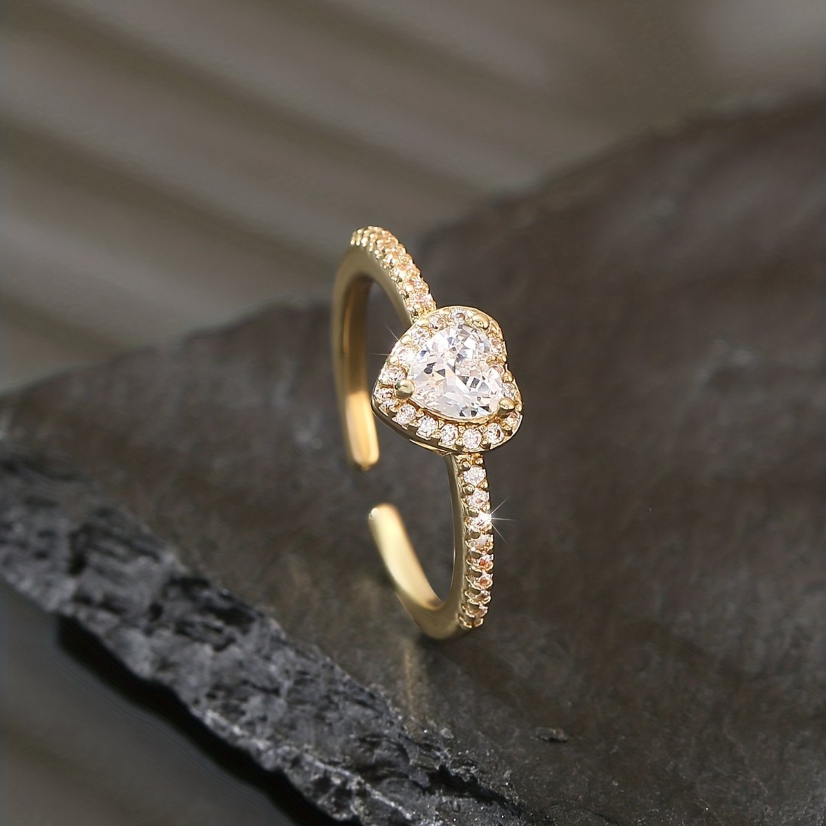 Sjika - Gold plated ring met hartvormige zirkonia – Luxe damesring – elegant design – Perfect cadeau voor haar