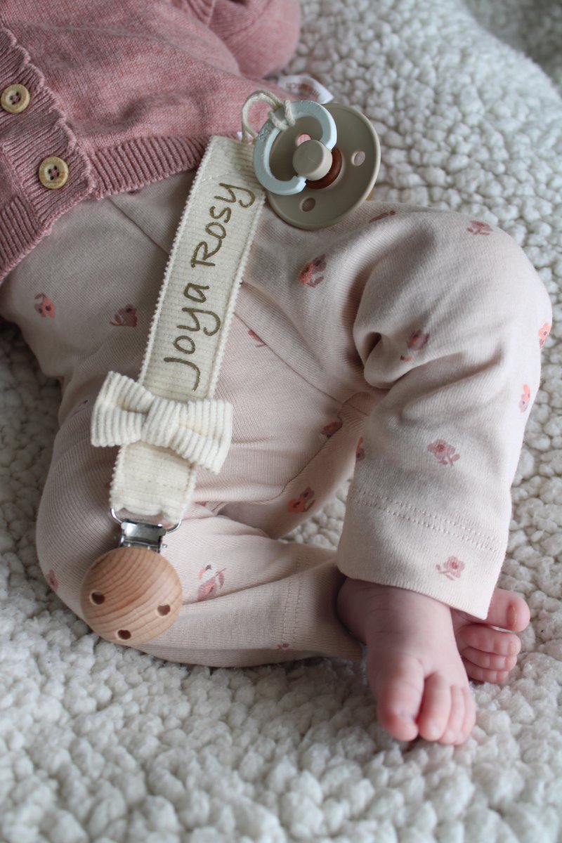 Speenkoord strik met naam - katoen - beige kleur - houten knop - mommy musthaves- fopspeen - accessoires baby - speenketting - baby - kraamcadeau - rib stof - speenkoord meisje