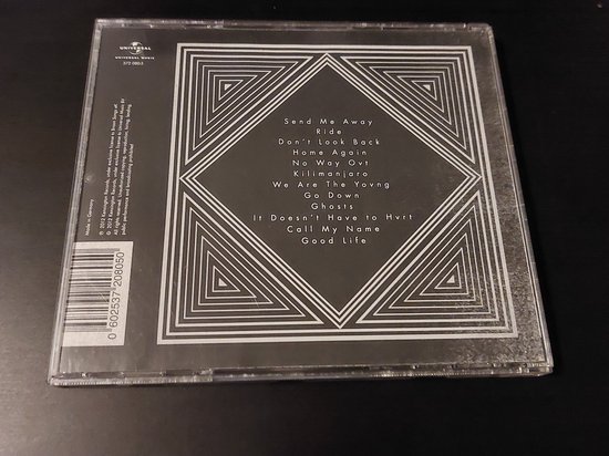 Achterkant van CD-hoes Kensington, 'Vultvres', met tracklist en geometrisch patroon.