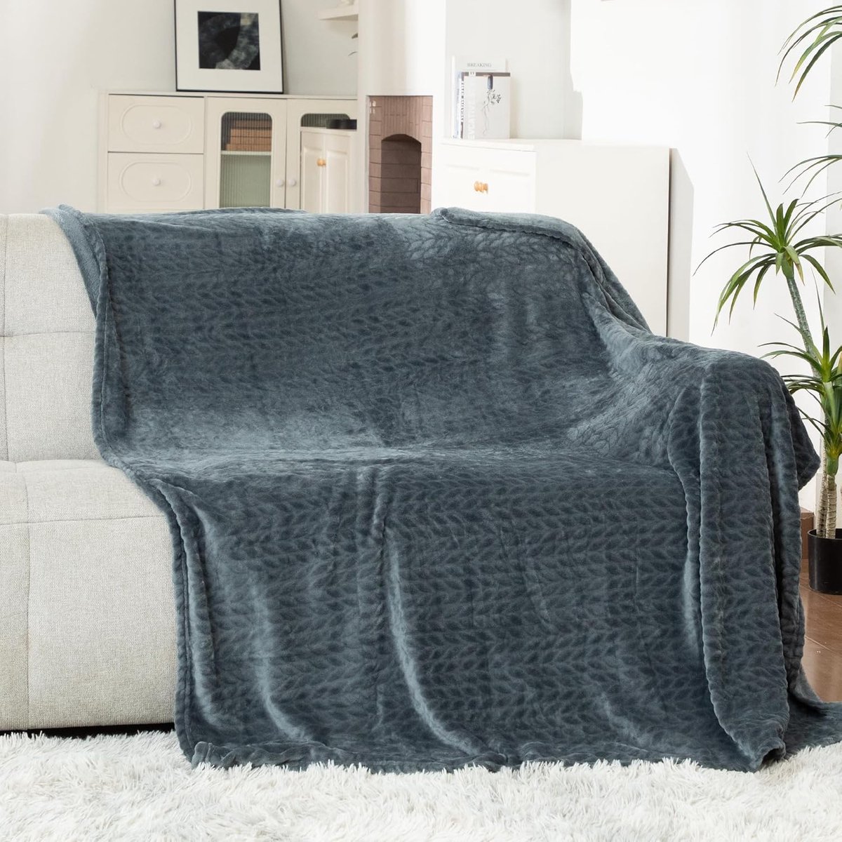 Famanu Deken 130 x 170 cm - Zachte Warme Banksprei - Makkelijk te Reinigen Pluche Plaid voor Alle Seizoenen Donkergrijs