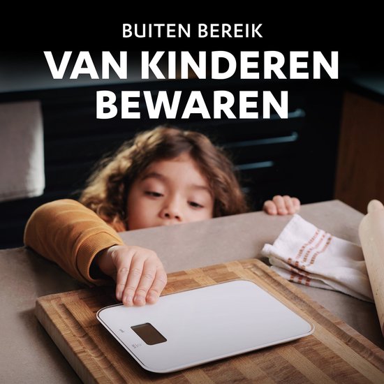 Een kind dat naar een keukenweegschaal reikt, met de tekst 'Buiten bereik van kinderen bewaren'.