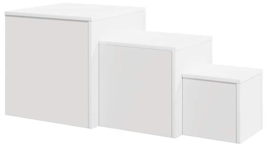 Drie witte kubusvormige display-standaards van verschillende hoogtes, gerangschikt in oplopende volgorde van links naar rechts.