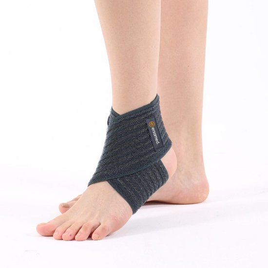 Grijze enkelbrace met een ribbelig textuur, gedragen om de enkel van een model.