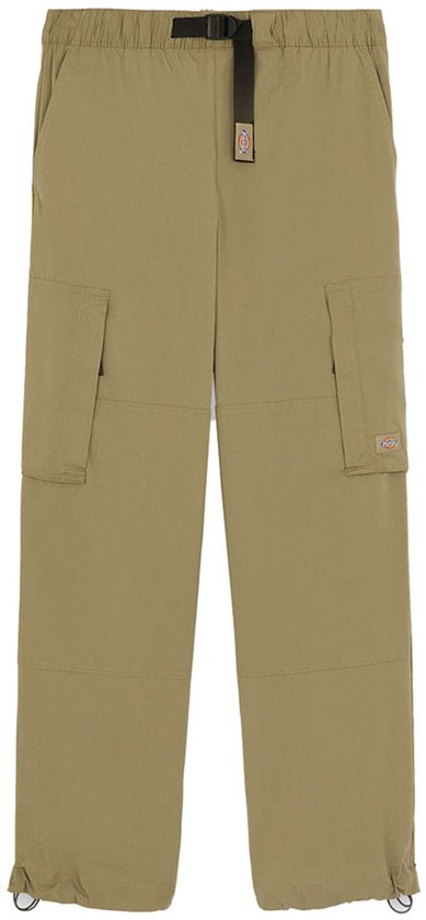 Lichtbruine cargobroek met een zwarte gesp, een riem en koordjes aan de onderkant.