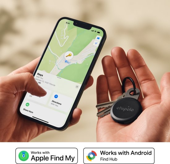 Hand met Chipolo LOOP tracker en sleutels, naast smartphone met kaart