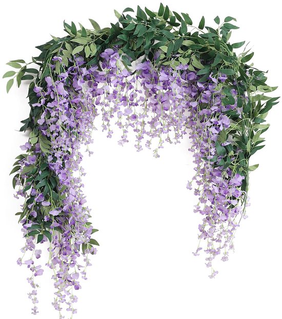 Een boog van kunstmatige paarse wisteria bloemen en groene bladeren tegen een witte achtergrond.