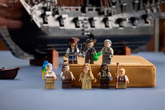 Huit figurines de pirates LEGO avec des armes et un perroquet.