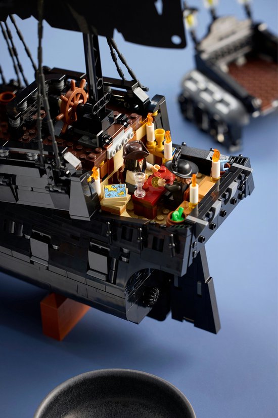 Pont arrière du navire pirate LEGO du Capitaine Jack Sparrow avec une chaise et une table.