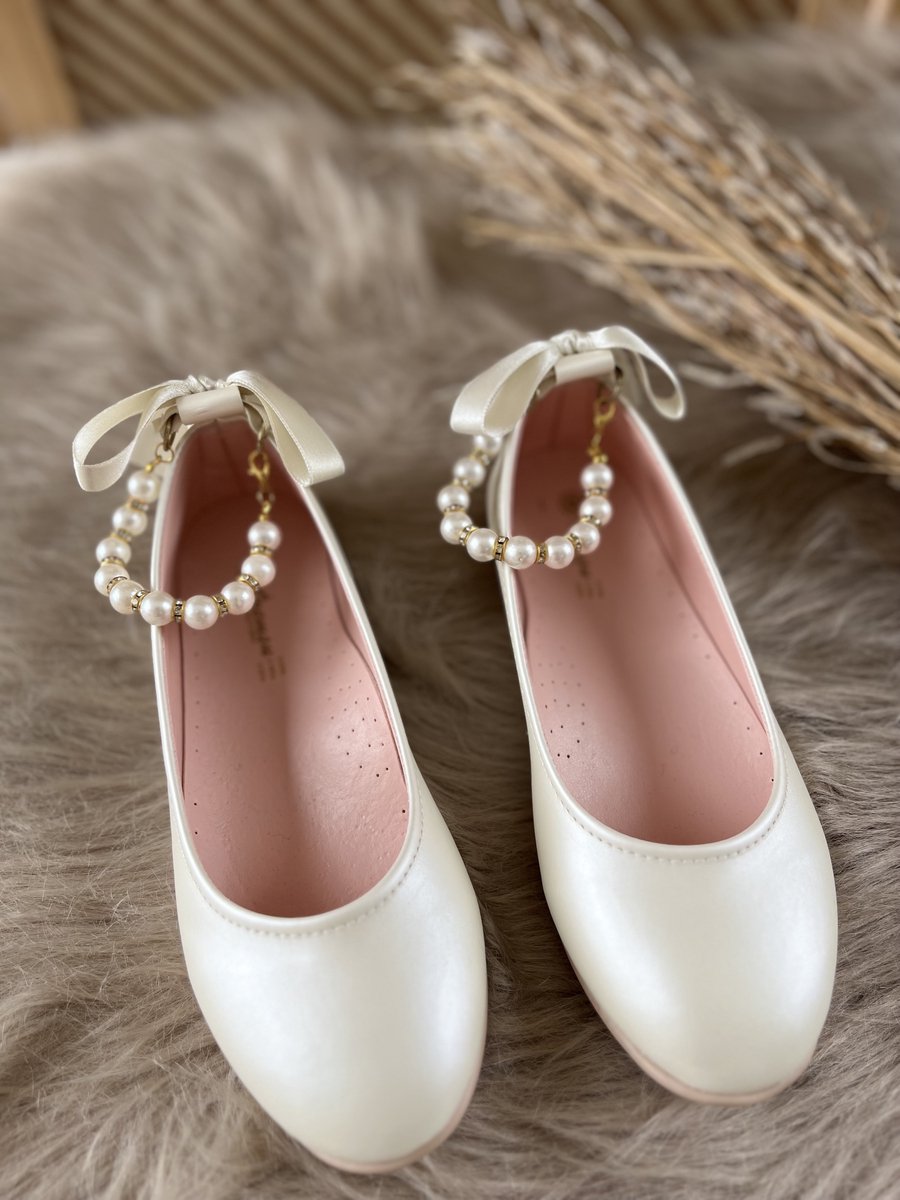 Meisjesschoenen-luxe feestschoenen-ballerina's- crème kleur vintage stijl-sierstrik -enkelsieraad-parels-siersteentjes-bruidsmeisjes-bruiloft-feest-verjaardag-fotoshoot