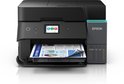 Zwarte Epson Ecotank printer, met een document op de uitvoerlade, op een zwarte achtergrond.