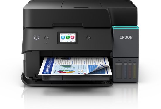 Zwarte Epson Ecotank printer, met een document op de uitvoerlade, op een zwarte achtergrond.