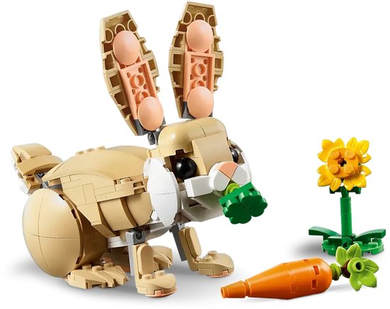 Lapin LEGO mange des feuilles vertes de carotte, avec fleur, fond blanc.