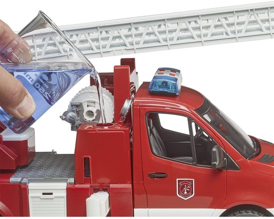 Hand vult met een beker water een opening in de rode brandweerwagen, met witte ladder en sirene.