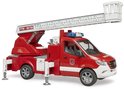 Rode brandweerwagen met witte ladder, sirene en uitschuifbare steunpoten.