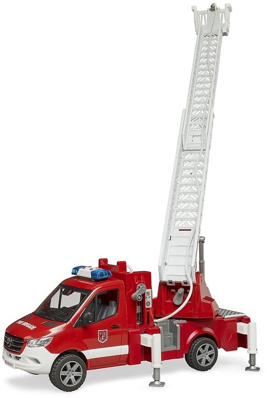 Rode brandweerwagen met omhoog geschoven witte ladder, sirene en uitgeschoven steunpoten.