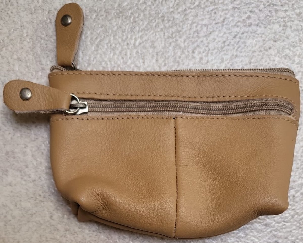 Deze praktische soepel leren sleuteletui komt altijd van pas. Behalve ruimte voor sleutels zijn er vakjes voor bijv. muntgeld, bonnetjes of pasjes waardoor deze etui ook als kleine portemonnee kan worden gebruikt. Voor uzelf of Bestel Een Cadeau
