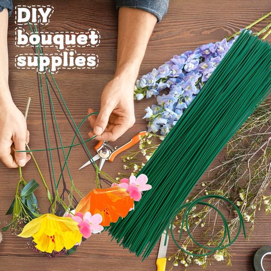 Groene bloemendraad voor doe-het-zelf boeketten, met schaar, bloemen en handen die knutselen.
