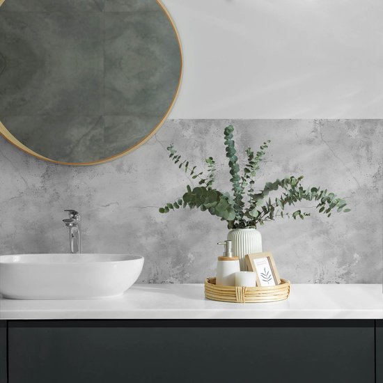 Badkamer met zelfklevend paneel met grijze betonlook textuur achter de wastafel