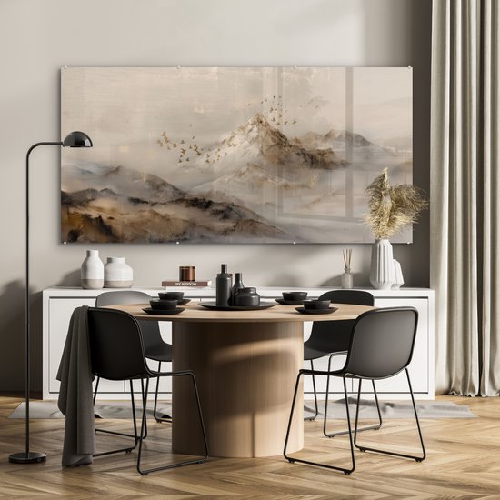 Drie ronde iconen: UV-bestendig, Vakkundig verpakt en Makkelijk te reinigen, met een detail van een glazen schilderij.