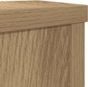 Close-up van een houten plantenstandaard met opstaande rand en houtnerf.