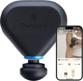 Theragun Mini Plus massagepistool in het zwart, met een blauwe ring, naast een smartphone die de Therabody app toont.