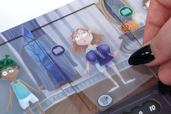 Vinger plaatst een paarse jurk op een meisje in pyjama in het spel Tricky Treats.