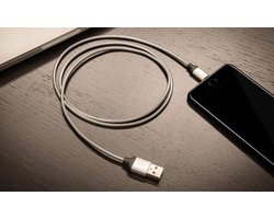 Sinji Micro-USB Oplaad en Data kabel – 1.8A Snellaad kabel – Flexibele Sterke Metalen Kabel - Oplaadsnoer Telefoon - Samsung Galaxy/Note - S4/S5/S6/S7 - Sony - OnePlus – Zilver – 1 Meter