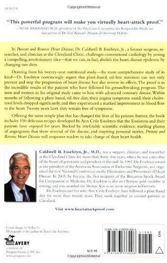 Een mannelijke arts, Caldwell B. Esselstyn Jr. M.D., lacht. De achterkant van het boek 'Prevent and Reverse Heart Disease' met recensies en een barcode.