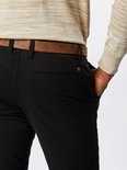Close-up van de achterkant van een zwarte chino broek met bruine riem.