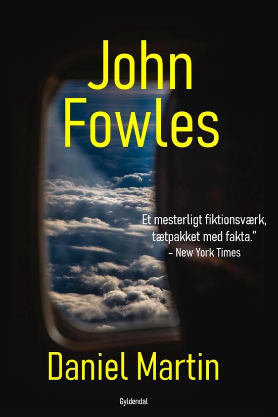 Boek "Daniel Martin" van John Fowles, gezien door een vliegtuigraam met uitzicht op wolken. "Et mesterligt fiktionsværk, tætpakket med fakta." - New York Times.