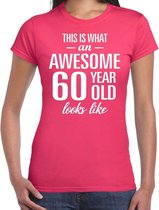 Awesome 60 year / 60 jaar cadeau t-shirt roze dames S