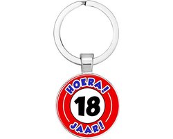 Akyol - hoera 18 jaar Sleutelhanger - Hoera 18 jaar - de achttien jarige - 18 - achttien - verjaardag - volwassen - 2,5 x 2,5 CM