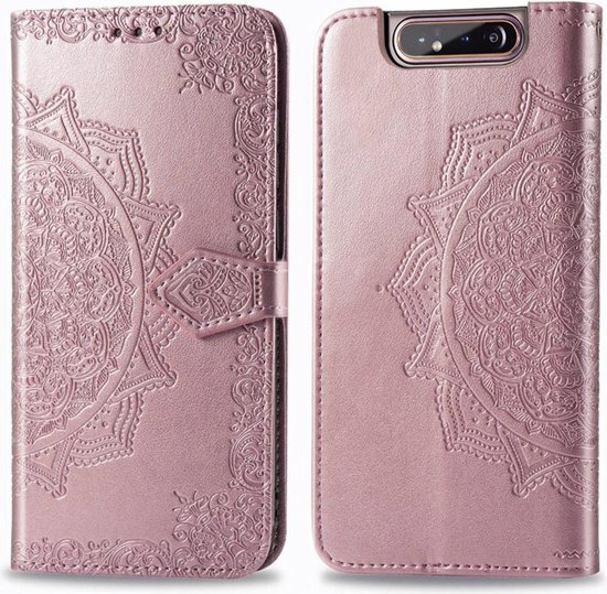 Étui de téléphone rose avec motif mandala en relief, partiellement ouvert montrant le support de téléphone.