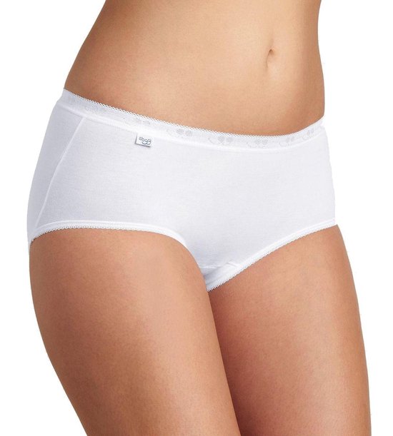 Witte Sloggi midi slip met kanten boord aan de taille en beenopeningen.