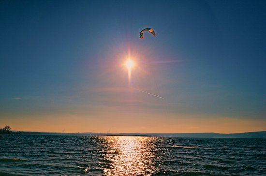 poster kitesurfing   op  meer 60x90cm  kleur