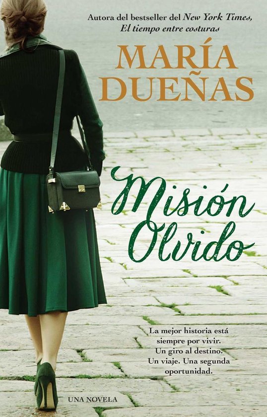 Couverture du livre 'Misión Olvido' de María Dueñas. Une femme en robe verte et veste s'éloigne.